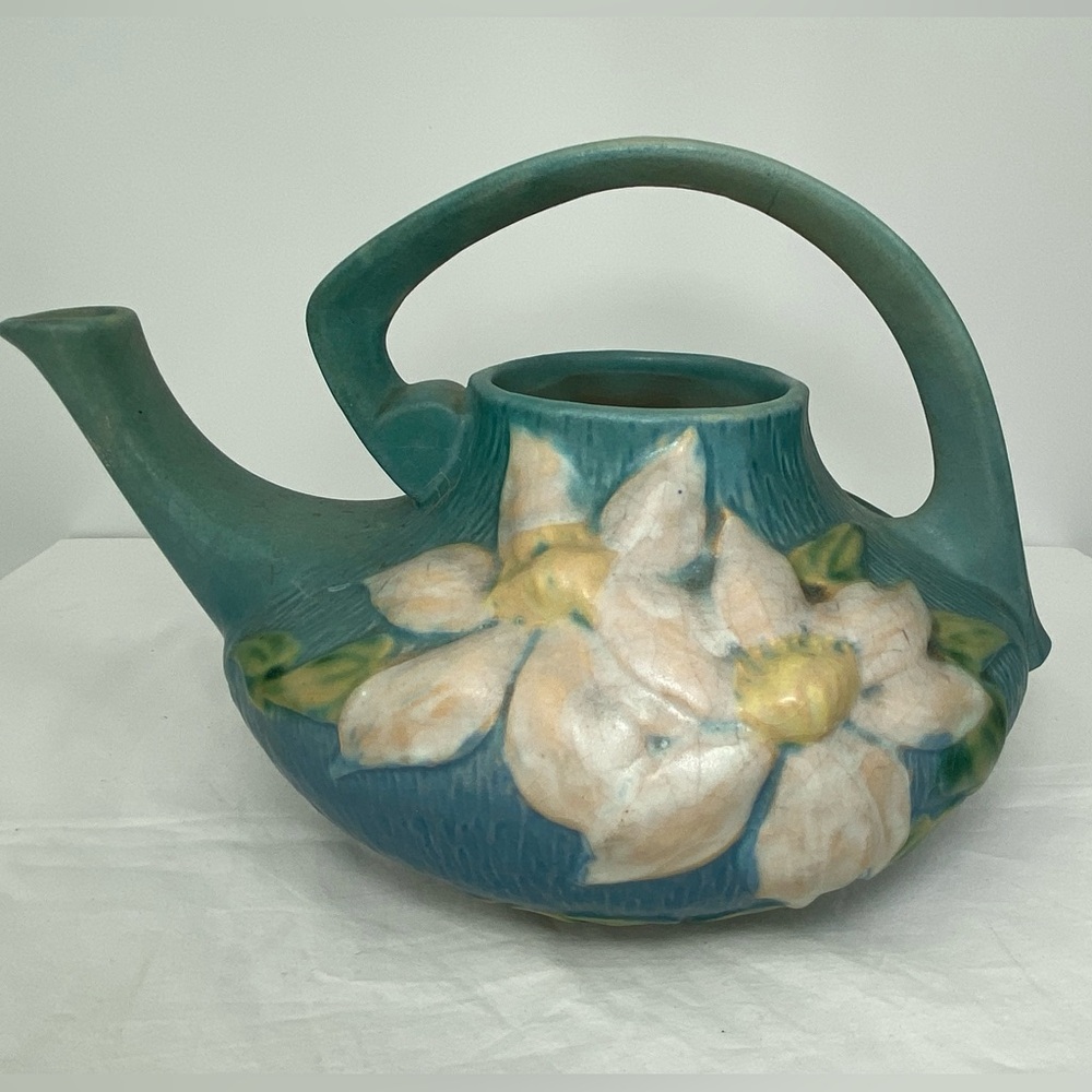 Roseville USA Teapot # 5 Blue base and cream Clematis flowers Yellow center